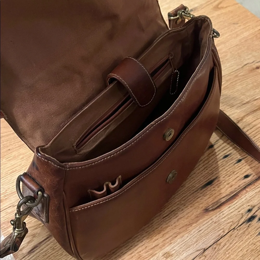 VINTAGE G.H. Bass & Co. Brown / Tan Leather & Brass Horsebit Crossbody Bag - Picture 5 of 8